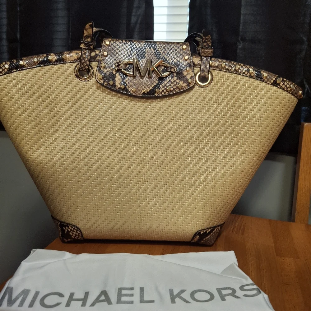Michael Kors Izzy Meduim Fan Straw Tote - Picture 8 of 16